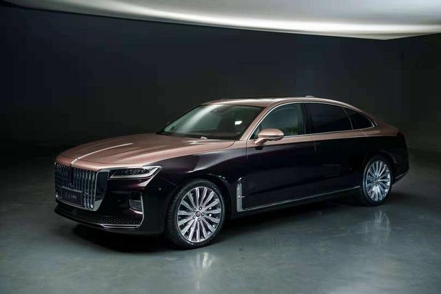 逆流而上的红旗顽强且拼搏