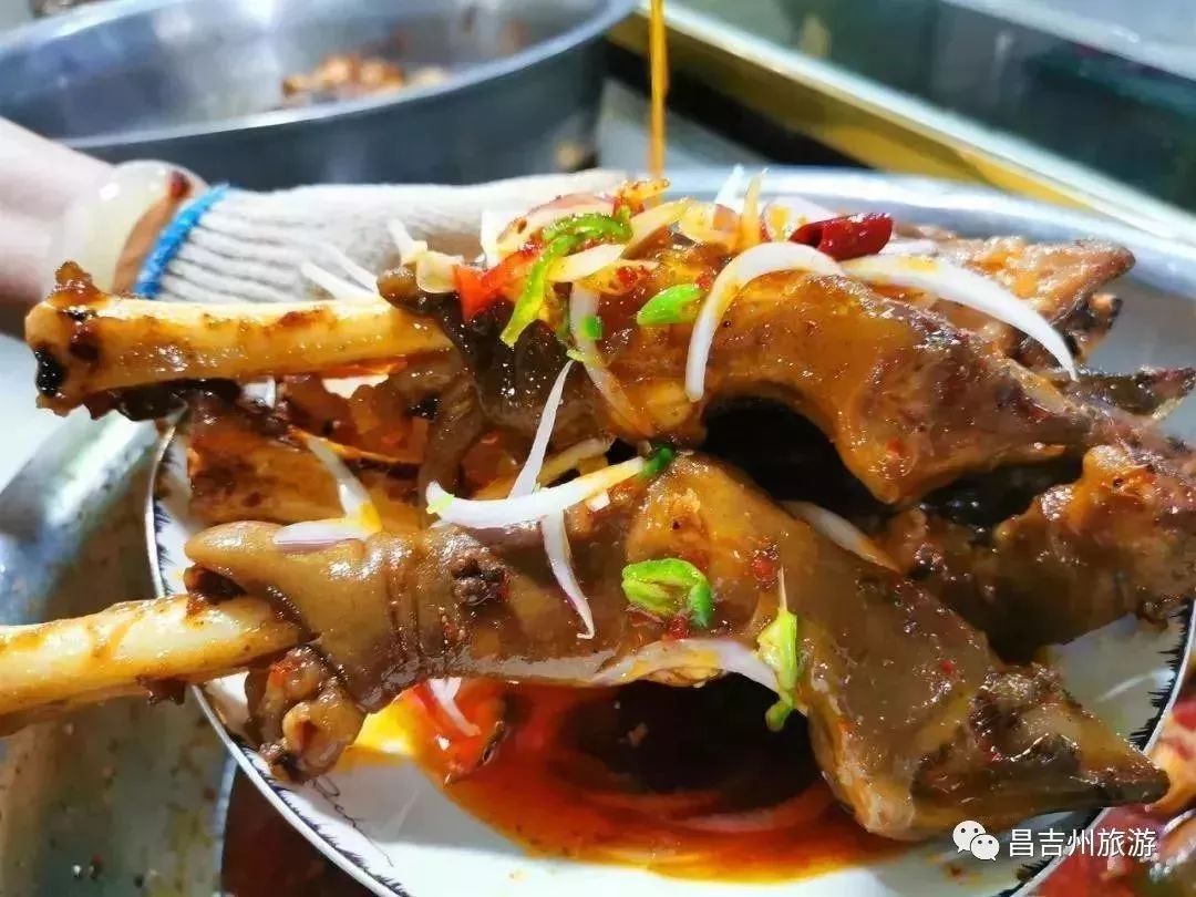 去逛昌吉小吃街在昌吉展示文化生活的好去处这里是交流感情谈天说地