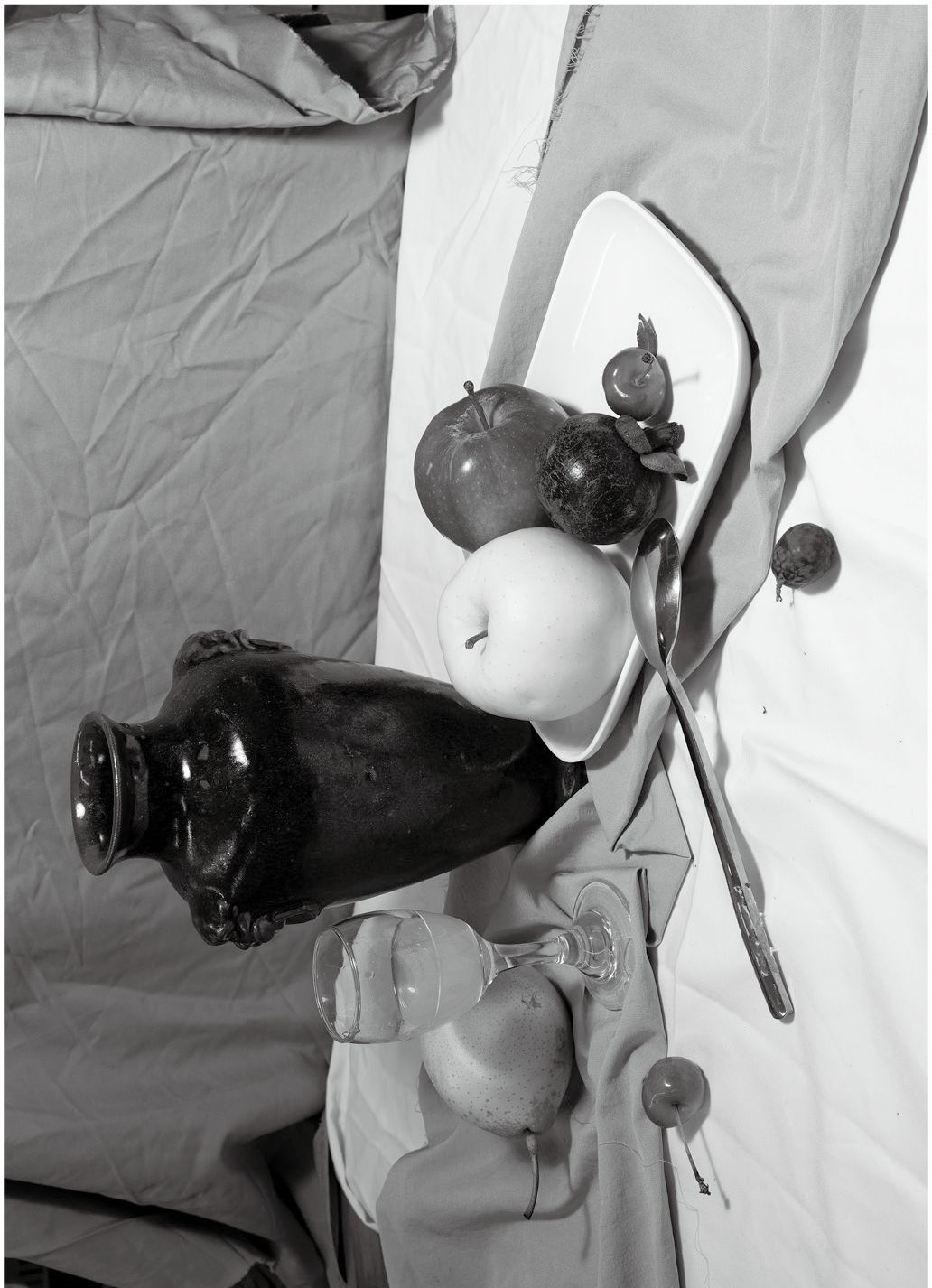 暗部的地方黑层次在画面中分量较少,但位置非常讲究黑白灰明暗关系