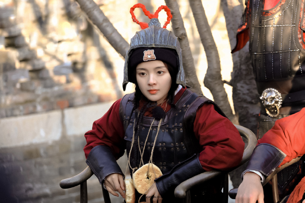 杨超越挑战新造型一身戎装英姿飒爽扎俩羊角辫儿反差萌太可爱