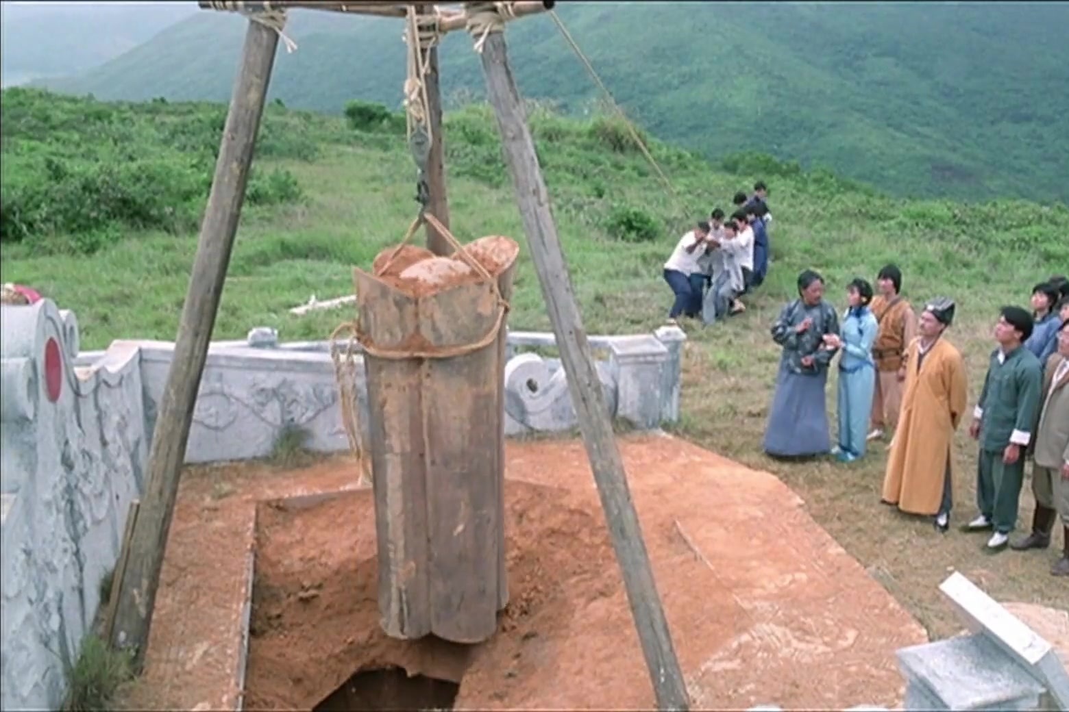 风水宝地蜻蜓点水穴二十年后起坟迁葬打开棺材毫无腐化的迹象