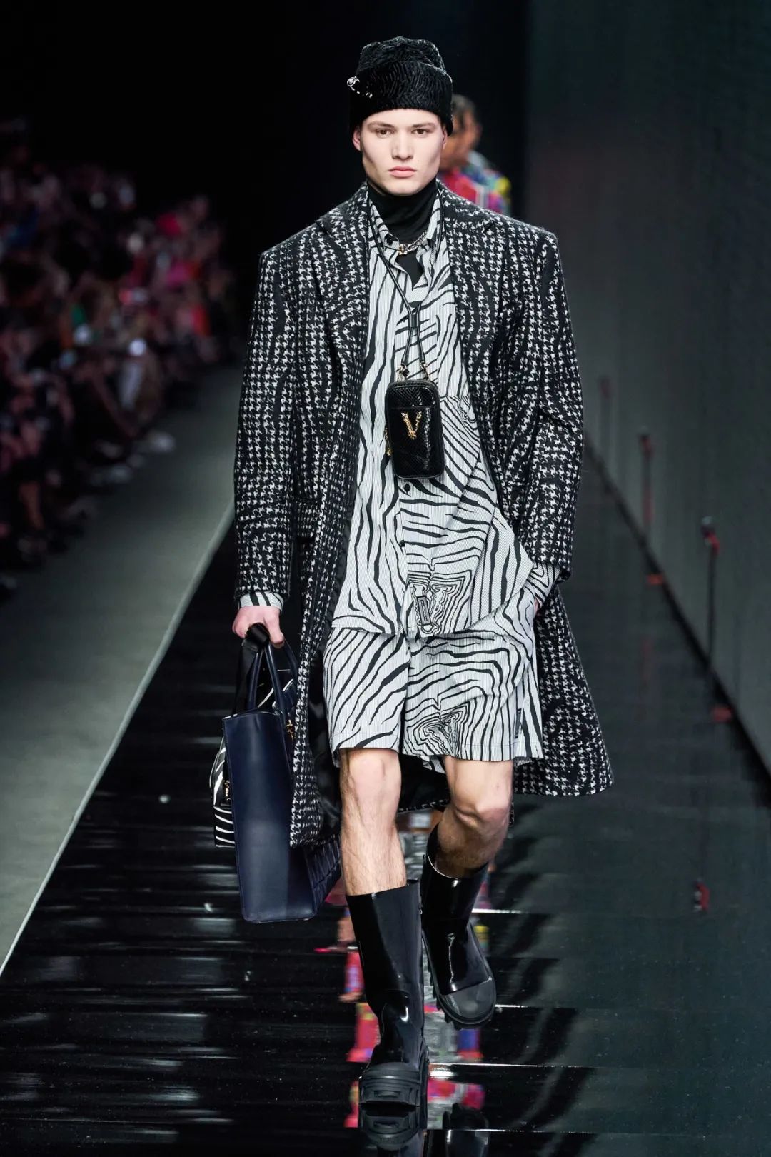 范思哲versace2020秋冬一向是性感诱人自信的象征这个系列亦延续这种