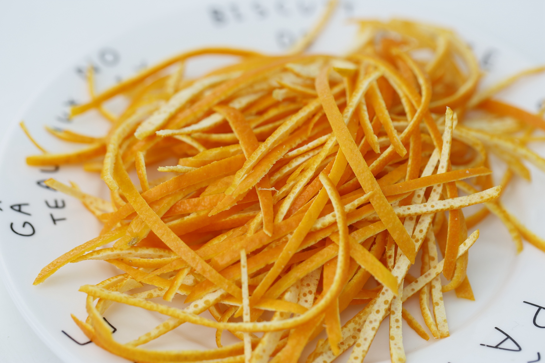 橙子皮再也不要扔做成糖渍橙皮既是小零食又能止咳润肺