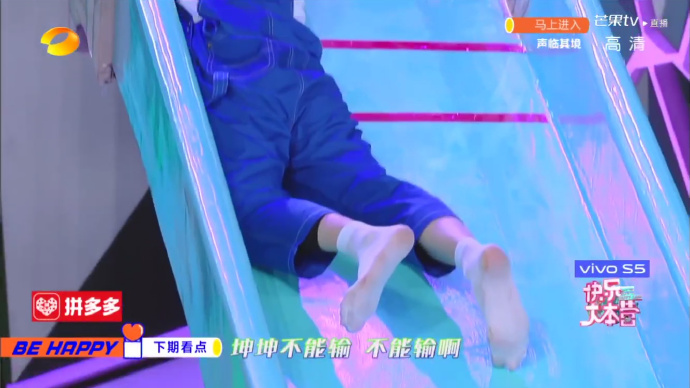 蔡徐坤《快乐大本营》预告来袭 溜冰少年单膝下跪苏到炸裂!