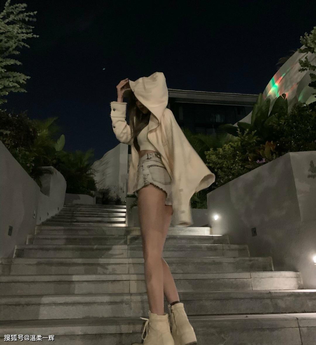 原创因宅家不能出门腐团儿再次晒出库存清新穿搭尽显腿长