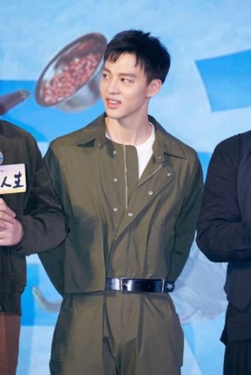 他曾是一名舞者凭借蓝色骨头首次亮相出演新世界走红