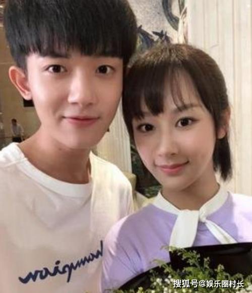 但是杨紫跟谁拍照都有距离,唯独跟李明德拍照头贴头,看来是真的把他当