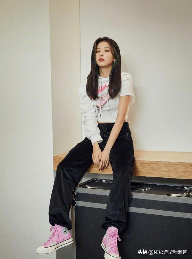 时尚美人姜涩琪,配上蓝色的高腰牛仔短裤,好身材全都秀出来