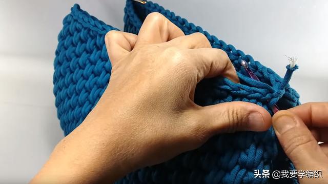 接着我们再挑后半针不加不减钩一圈短针,断线.