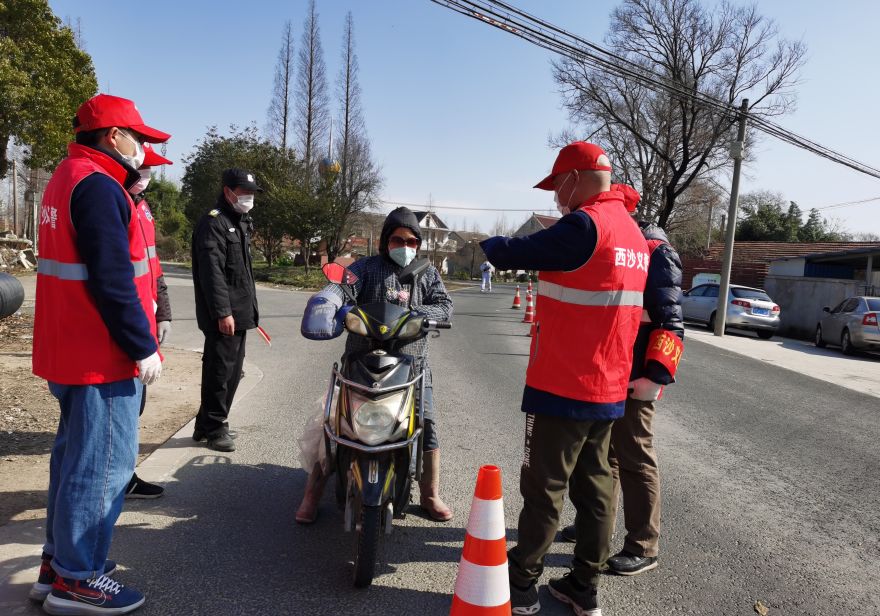 七到位绿华镇用上了防控双保险坚决把风险挡在门外