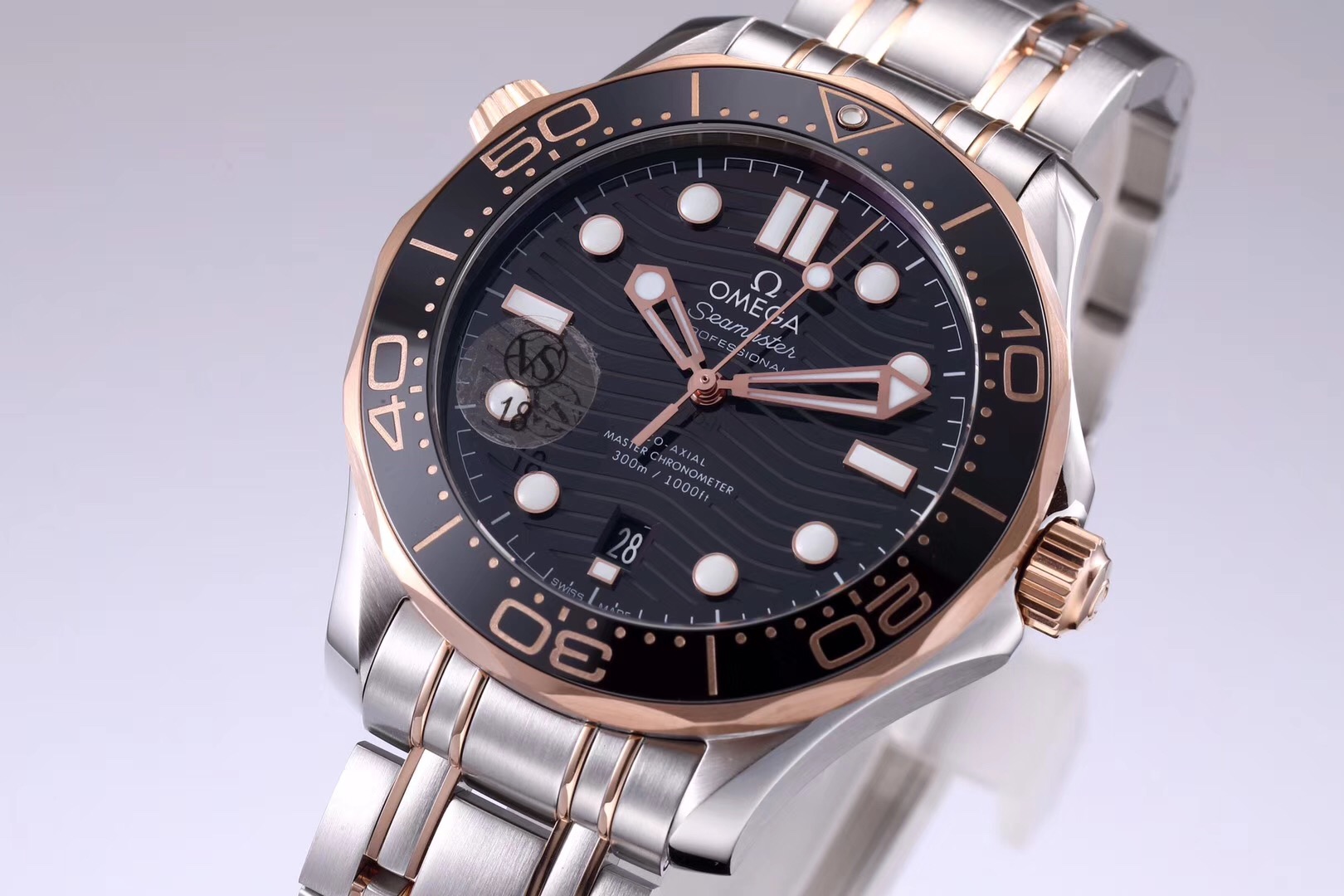 全新vs欧米茄海马300米间金腕表,表径尺寸为42mm,相比以往的41mm尺寸