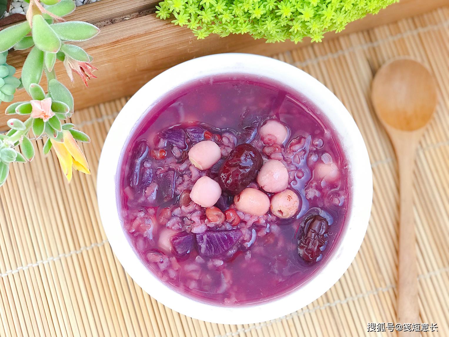 紫薯下锅就变蓝色?掌握这1步,熬出的紫薯粥颜色漂亮,香甜诱人
