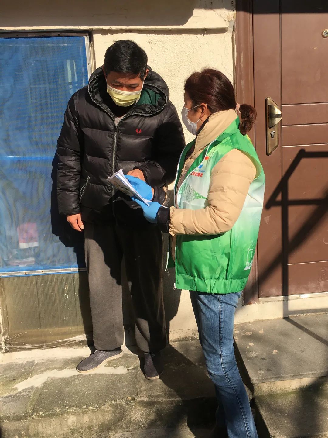 疫情无情人有情陈一居民区党总支引领党员用实际行动诠释了党旗下的