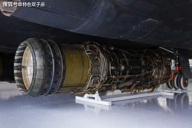 前部旁路门位于激波锥后方的进气道顶部和底部,其功能是排出一些进气