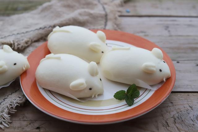 今天这个小老鼠馒头还可以换成其它造型,或者包上馅料,做成包子也很不