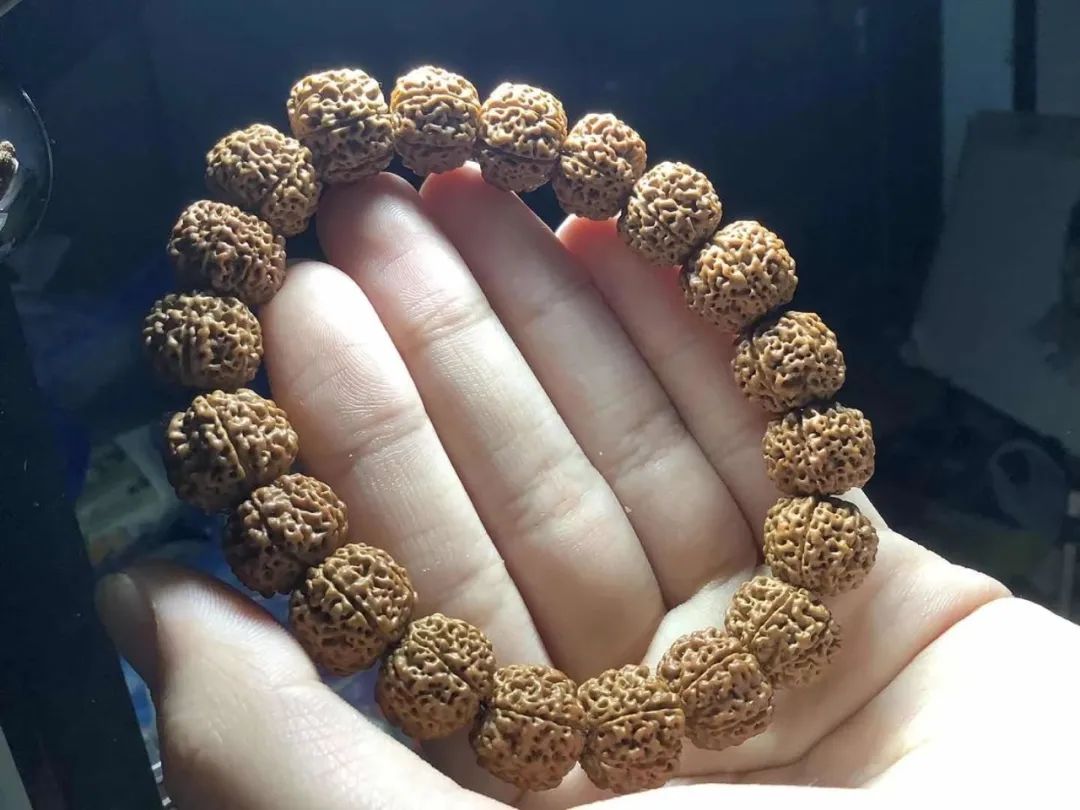 "@桑木卓吧@caieh,每天佩戴盘捻,挂瓷!@冬夜,打磨盘玩后的珠圆玉润.