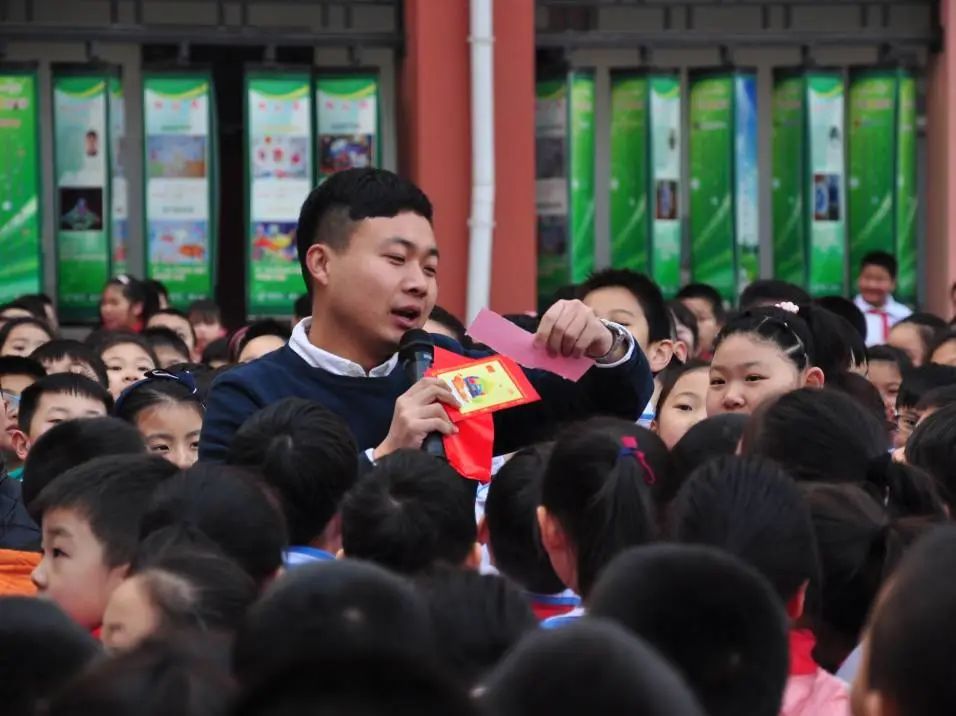 "跟着音乐游中国"周二晚七点半开讲_冯康