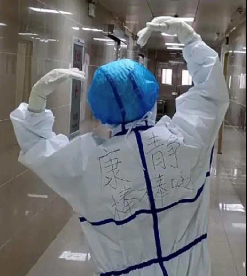 当穿着厚重的防护服时,他们俨然成为了白衣战士,用自己的铠甲全力保护