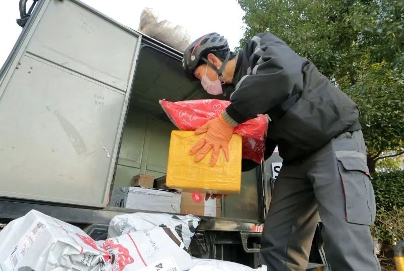 快递小哥暖心投送苍梧晚报王健民摄