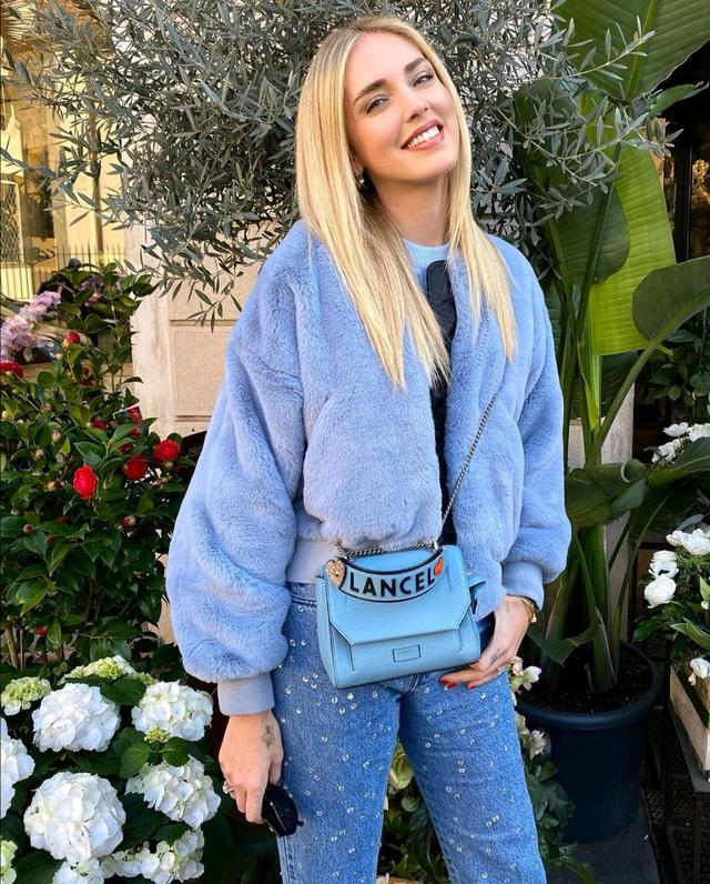 地表最强博主chiaraferragni最新动态高级蓝的搭配