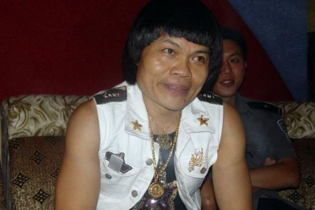 1996年,在周星驰执导的电影《食神》,八两金饰演一