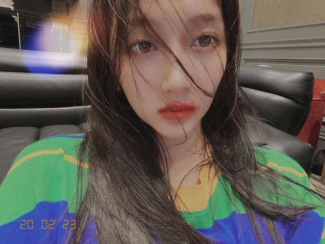 原创关晓彤晒忧郁迷幻自拍发型凌乱眼神迷离表情木讷就如同刚经历了