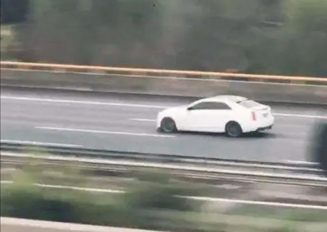 还沉浸在凯迪拉克追高铁的爱情故事中告诉你都是假的