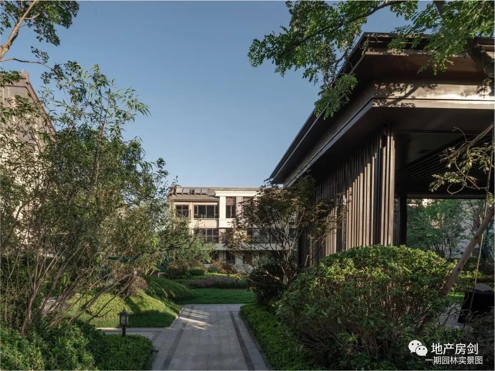作为区域内唯一同时紧邻凤凰池与芷阳花巷的住区,中海·阅骊山仿佛与