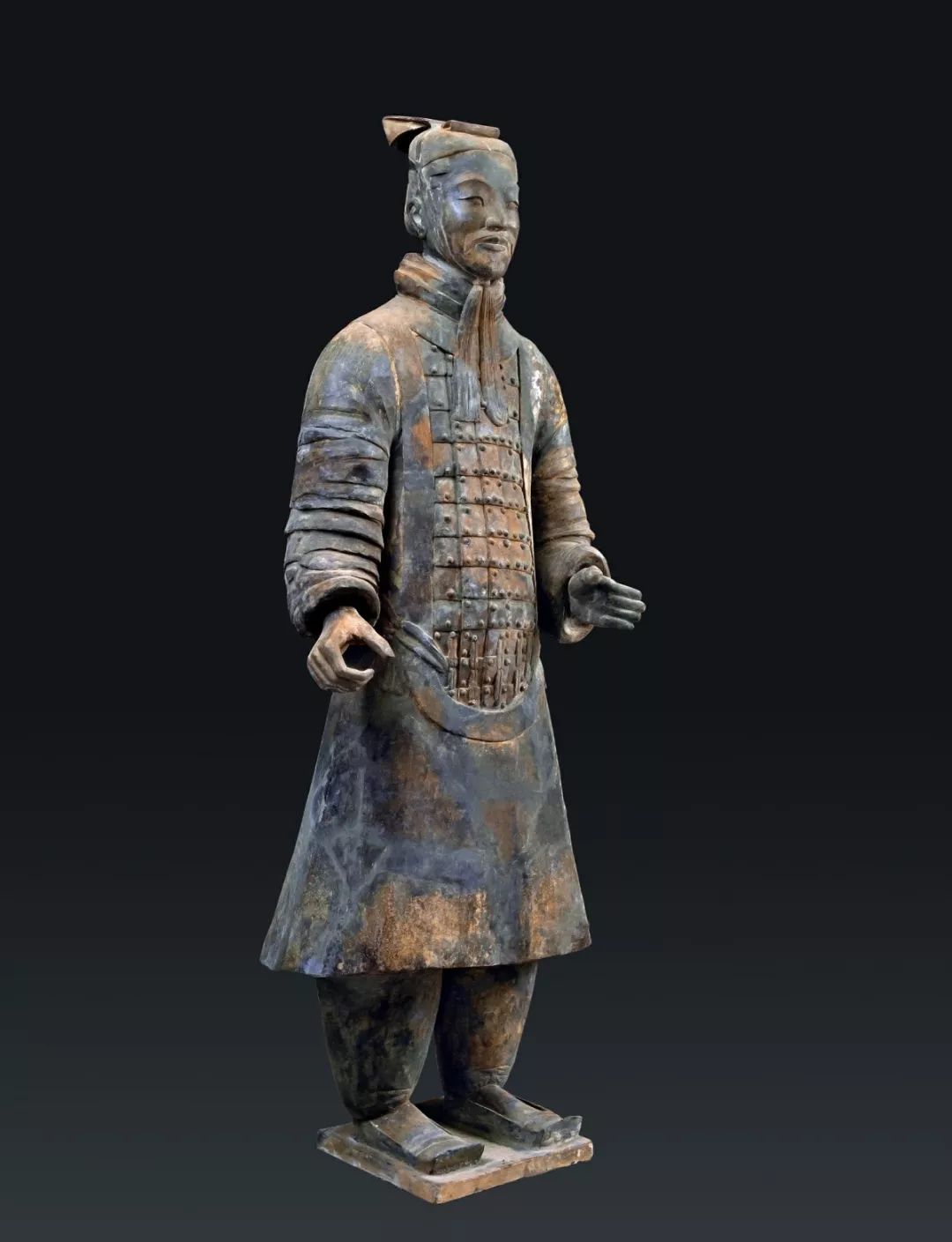 军吏俑高级军吏俑是目前秦兵马俑坑出土的级别最高,数量最少的陶俑,又