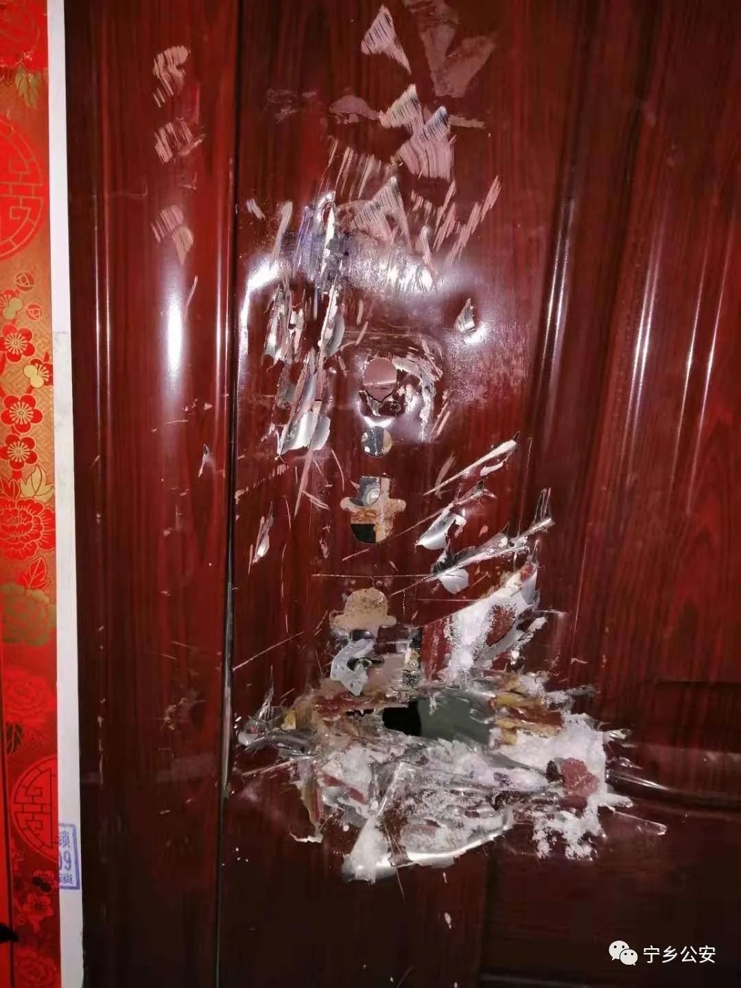 大声嚷嚷到:再不开门我就砸门啦.