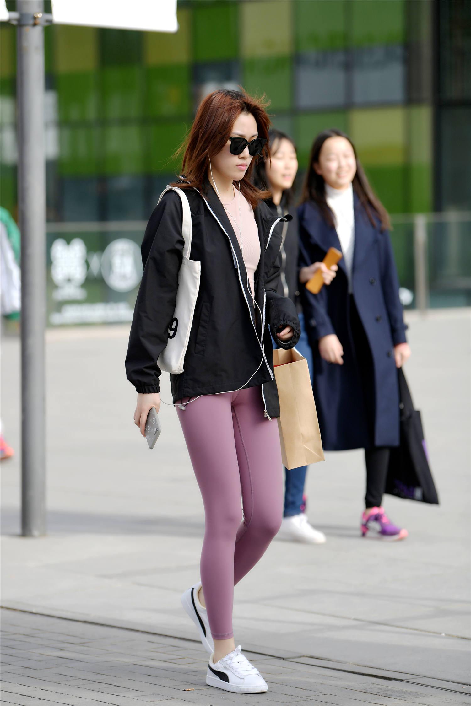 瑜伽裤要搭配出苗条身材,一双简约运动鞋,会穿出运动风格