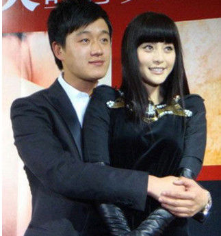 如今范冰冰有了李晨的保护,演艺事业更是蒸蒸日上,而佟大为也有了三个