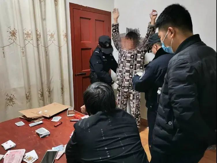 萍乡8人聚众"斗牛"被抓!后果很严重.