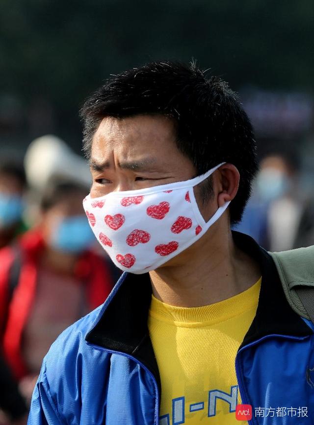 抗击新冠肺炎疫情一个多月当他们的医疗口罩耗尽之后
