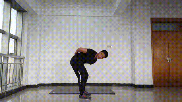 (6)俯身转体45"×2组身体自然而放松地向前趴下;臀部坐在脚后跟上