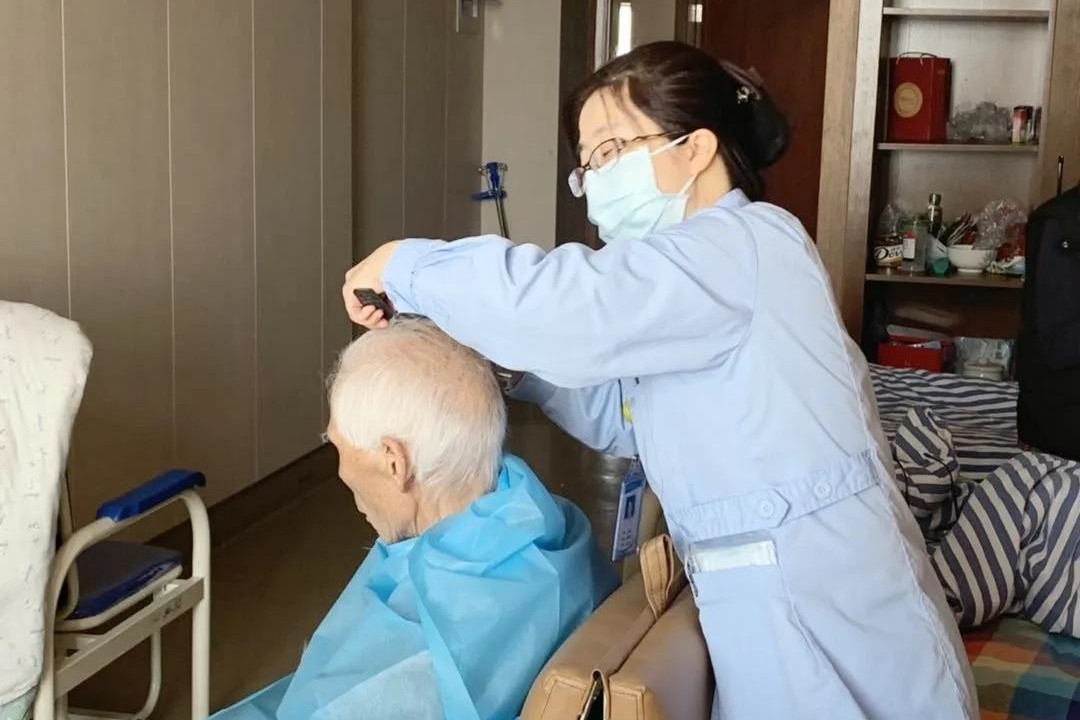 【杭州城东医院·战疫故事】暖心!护士长变身理发师
