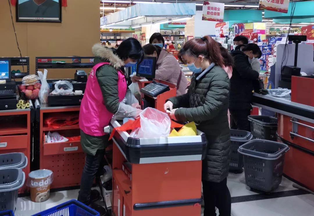 现在进桂阳商场超市要戴口罩,人人测体温!