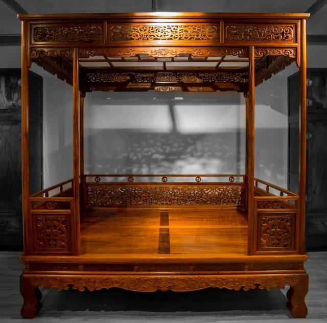 晋京坊黄花梨螭龙纹六柱架子床
