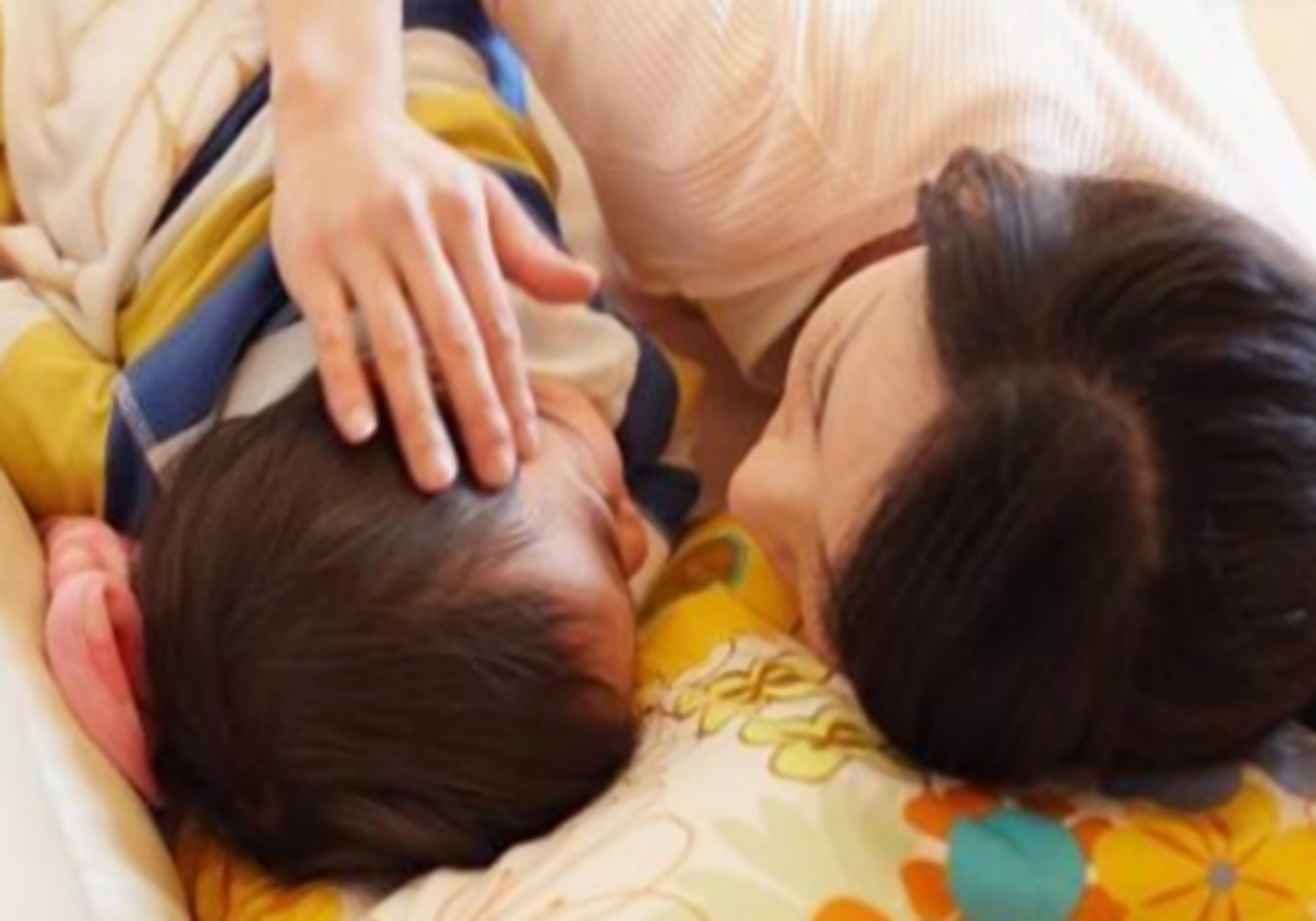 哄娃入睡时累一点也别用这两个动作影响新生儿脊柱发育