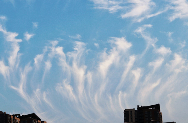 云南昆明天空现羽状云缕缕飘飘伴蓝天恍如袅袅青烟