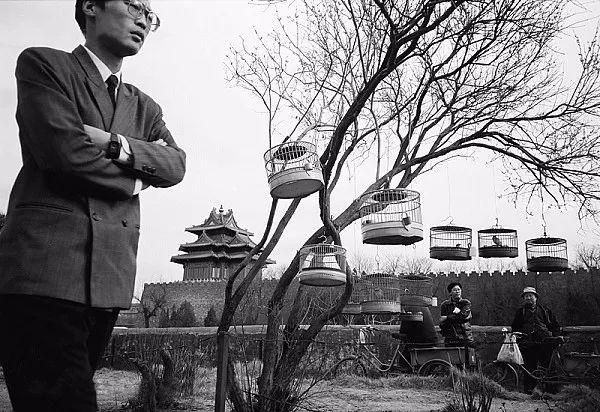 1990年5月,河北滦县,老城北门外开了第一家卡拉ok冷饮厅.