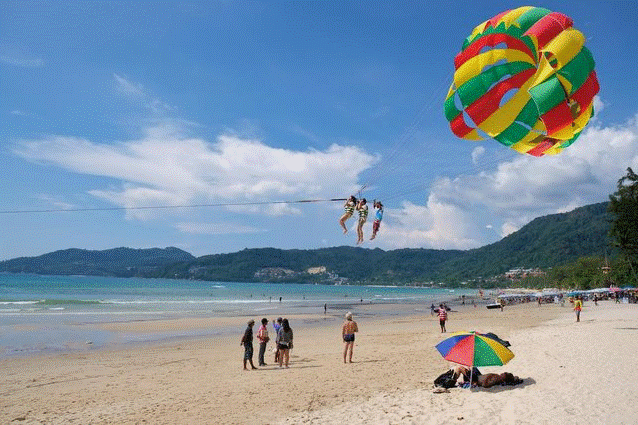 芭东海滩滑翔伞芭东海滩前排成排的自行车芭东海滩上的吊床普吉岛
