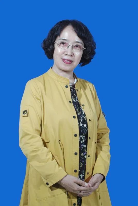 孟波:从事基础教育和职工培训工作三十几年,曾担任过老师,校长,大型