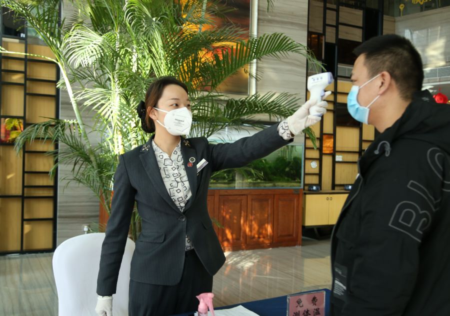 免费口罩及体温检测服务,针对有异常的客人,酒店将协助联系医疗机构