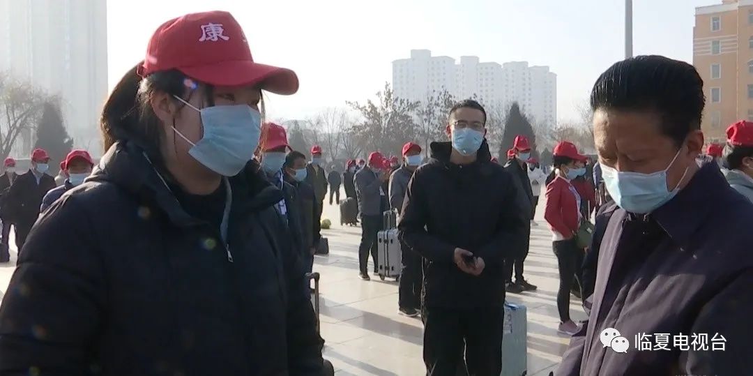 点赞康乐县包飞机送149名务工人员飞往厦门开启淘金路