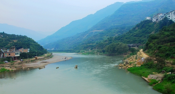 此路的赤水河镇至石坝乡段,是缺乏维护逐渐废弃的老路,且弯急路窄坡陡