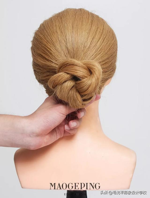 发量少星人看过来,这种方法能让盘发更加丰盈饱满