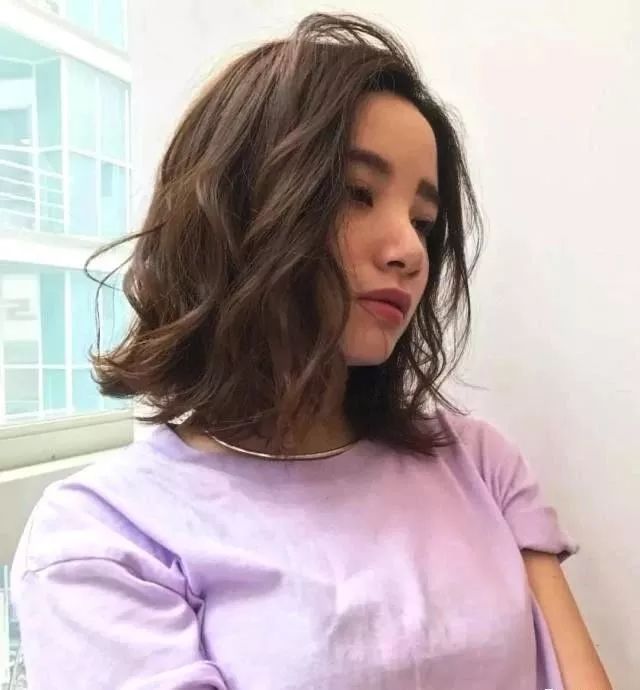 真的要说这种短发微卷发型了,像这样的在在发尾位置烫出一道s型卷发
