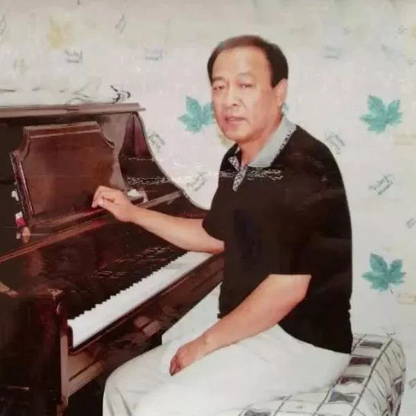 师从中央音乐学院作曲系主任郝维亚,刘思军教授,常平教授,陈小龙教授