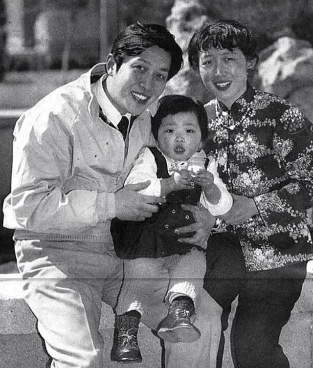 唐国强两段婚姻:前妻35岁除夕夜自杀,再娶小12岁娇妻,相伴至今_孙涛